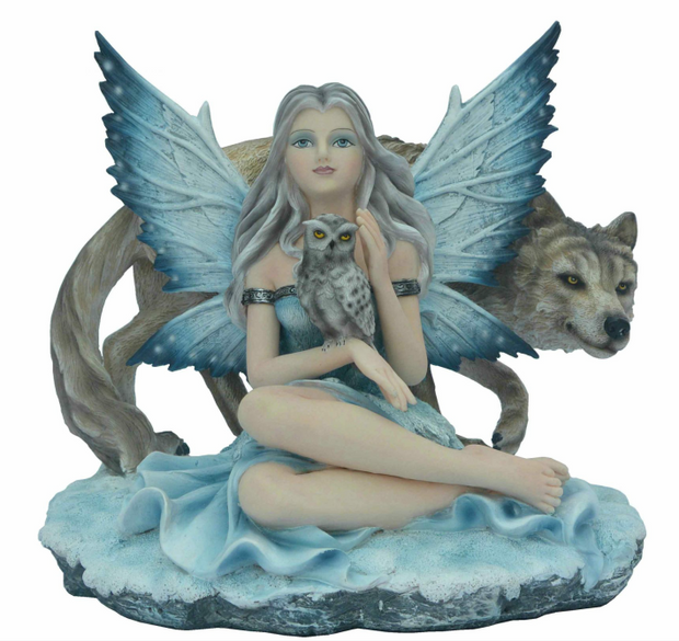 Fee Met Wolf En Uil Op Arm